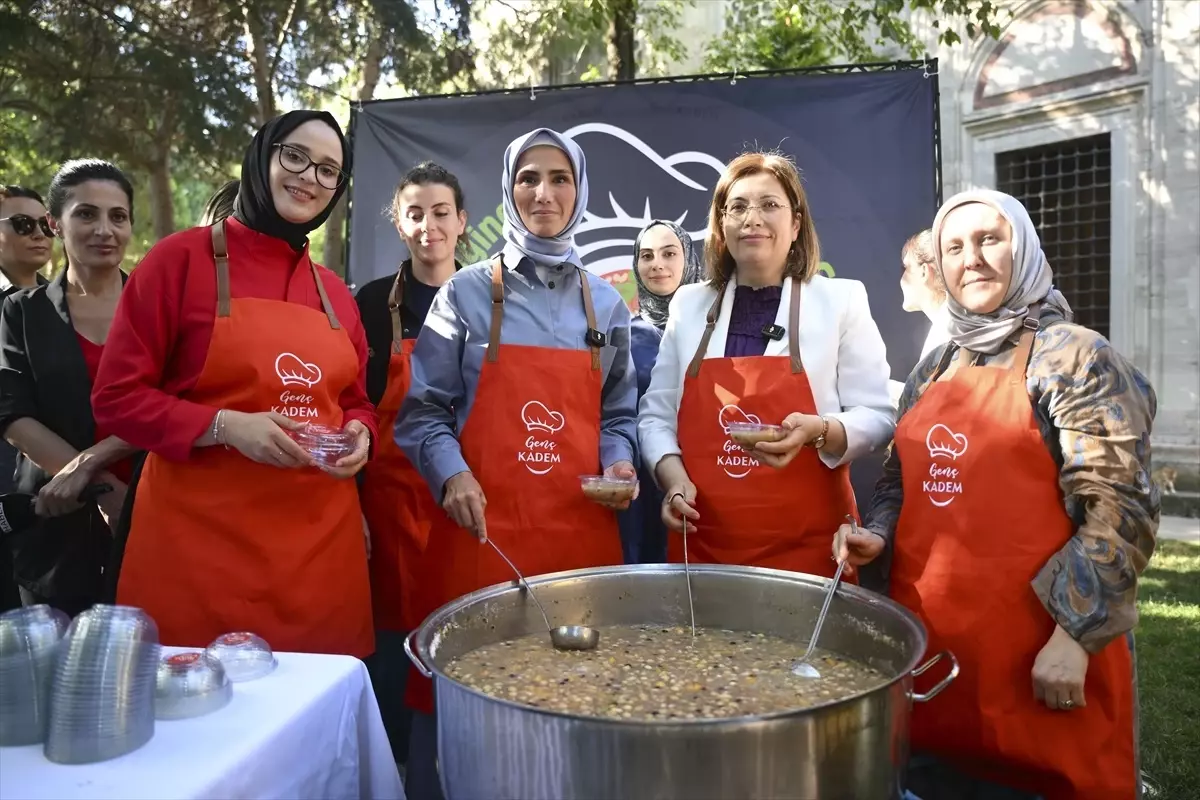Genç KADEM'den Şehzade Camisi bahçesinde aşure ikramı