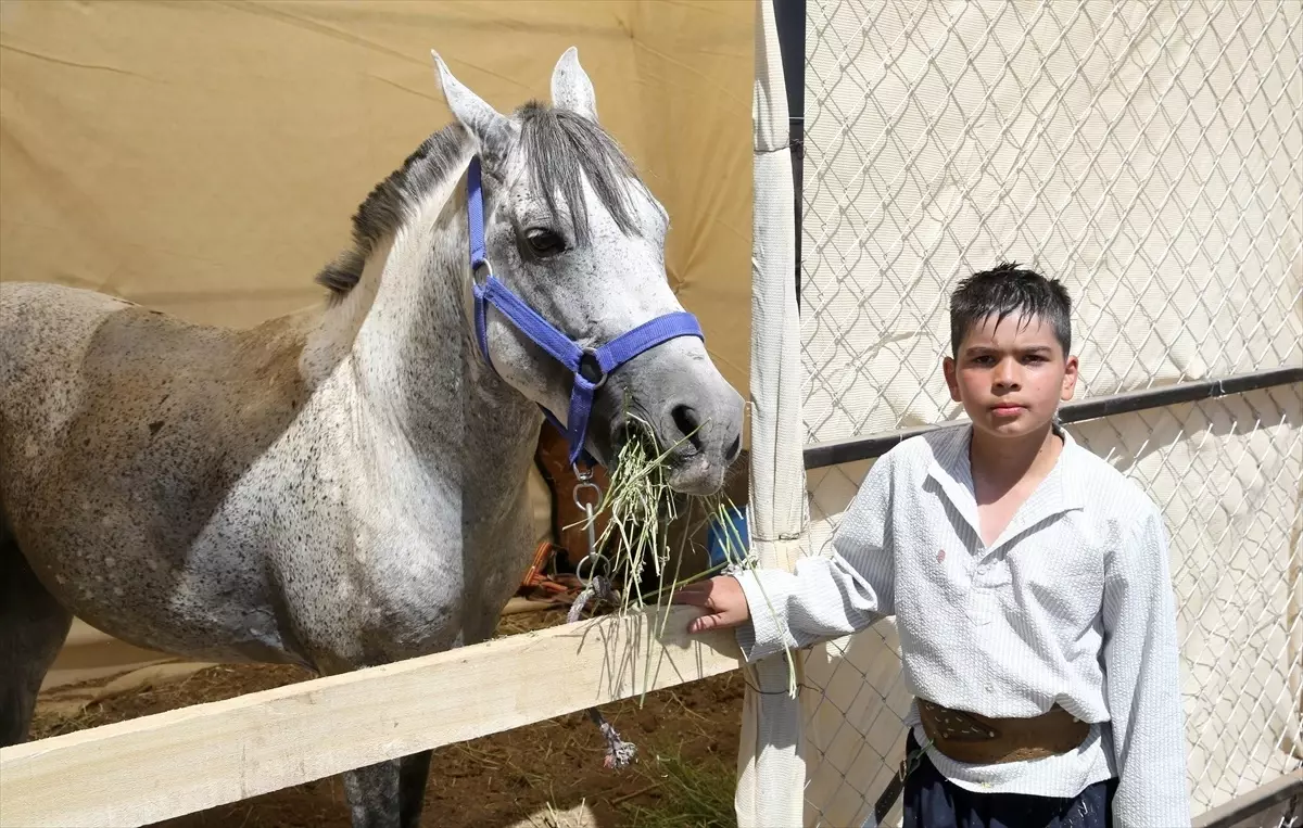 11 Yaşındaki Sporcu Şahan Emir Özşahan, Malazgirt'teki Atlı Okçuluk Yarışmasında Göz Doldurdu