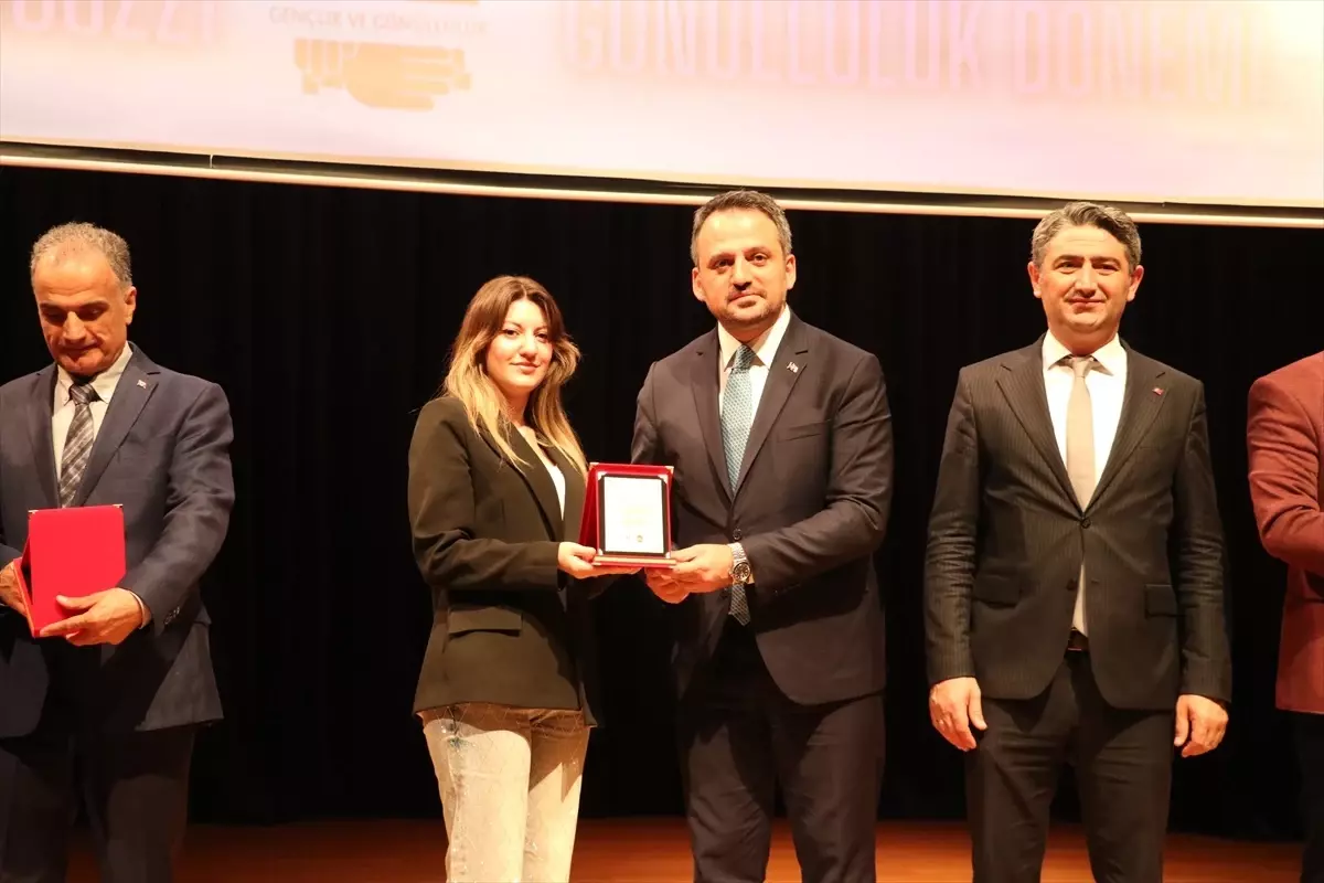 Gençlik ve Spor Bakan Yardımcısı Eminoğlu, Gönüllülük Zirvesinde Öğrencilerle Buluştu