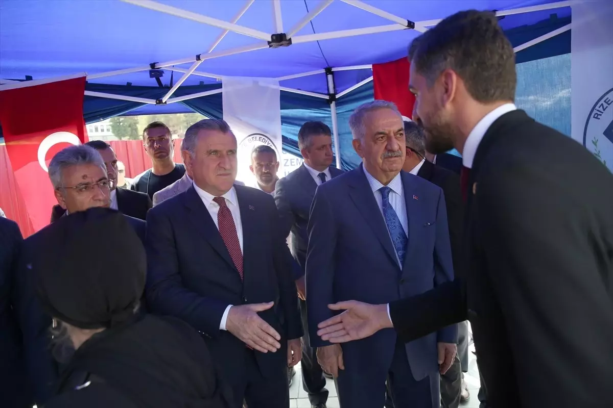 Gençlik ve Spor Bakanı Bak ile AK Parti Genel Başkan Yardımcısı Yazıcı, Rize'de vatandaşlarla bayramlaştı