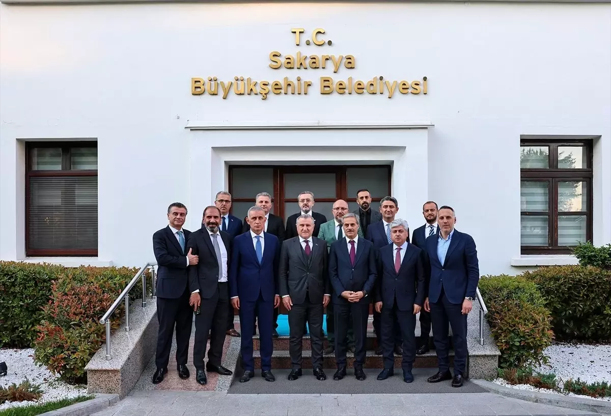 Gençlik ve Spor Bakanı Bak, Sakarya'da ziyaretlerde bulundu