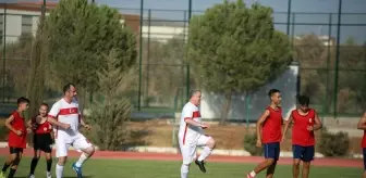 Gençlik ve Spor Bakanı Osman Aşkın Bak, Aydın'da Futbol Gösteri Maçında Forma Giydi