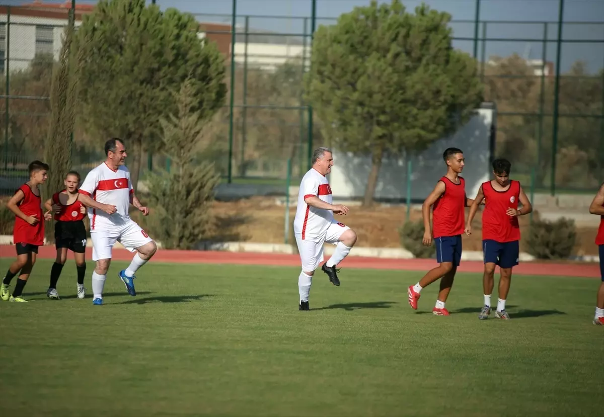 Gençlik ve Spor Bakanı Osman Aşkın Bak, Aydın'da Futbol Gösteri Maçında Forma Giydi