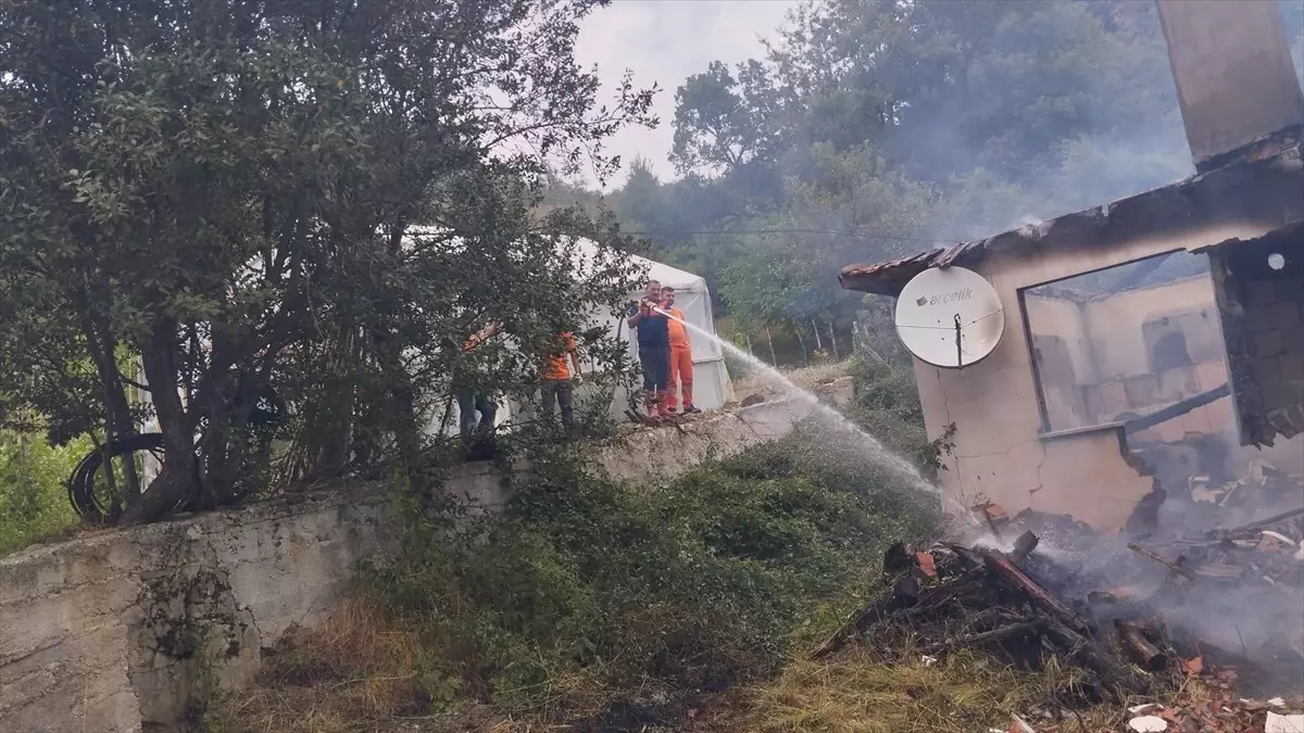 Gerze'de Müstakil Evde Yangın Çıktı
