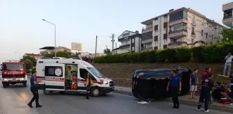 Sinop'ta Otomobilin Kaldırıma Çarpması Sonucu Yaralı Var