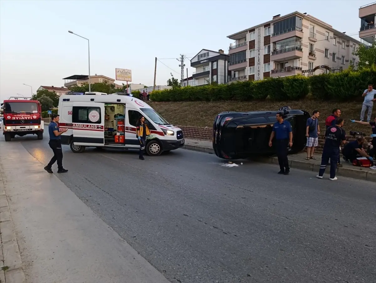 Sinop'ta Otomobilin Kaldırıma Çarpması Sonucu Yaralı Var