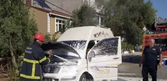 Gerze'de Park Halindeki Minibüste Yangın Çıktı