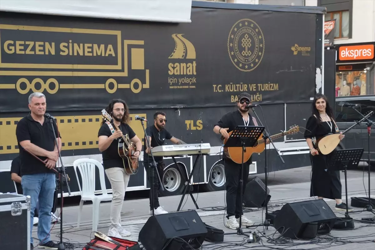 Gezen Sinema Tırı Projesi ile Havza'da Çocuklara Özel Etkinlik Düzenlendi
