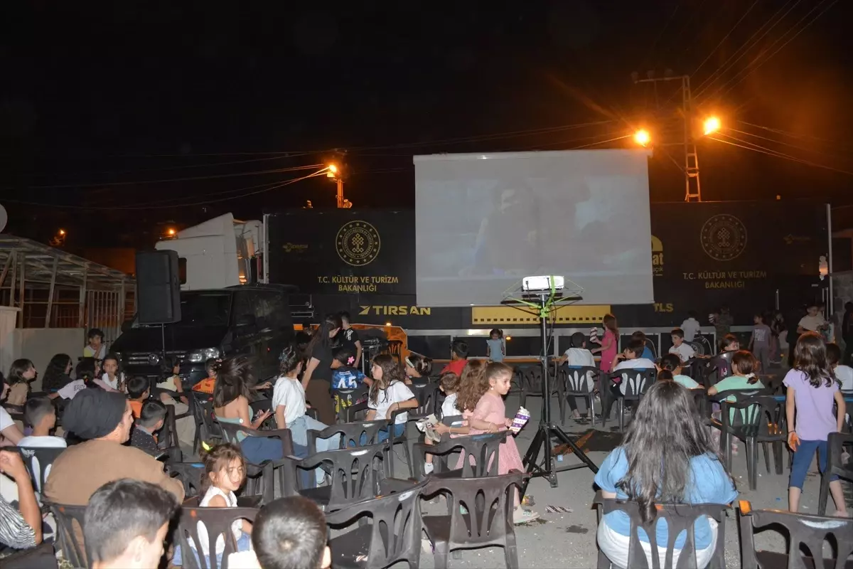 Gezen Sinema Tırı Hakkari'de Çocuklarla Buluştu
