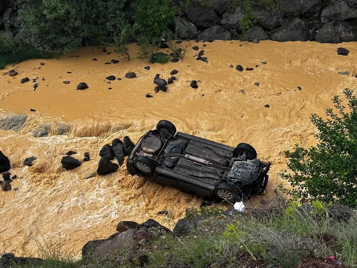 Giresun'da Dereye Yuvarlanan Otomobilin Sürücüsü Yaralandı