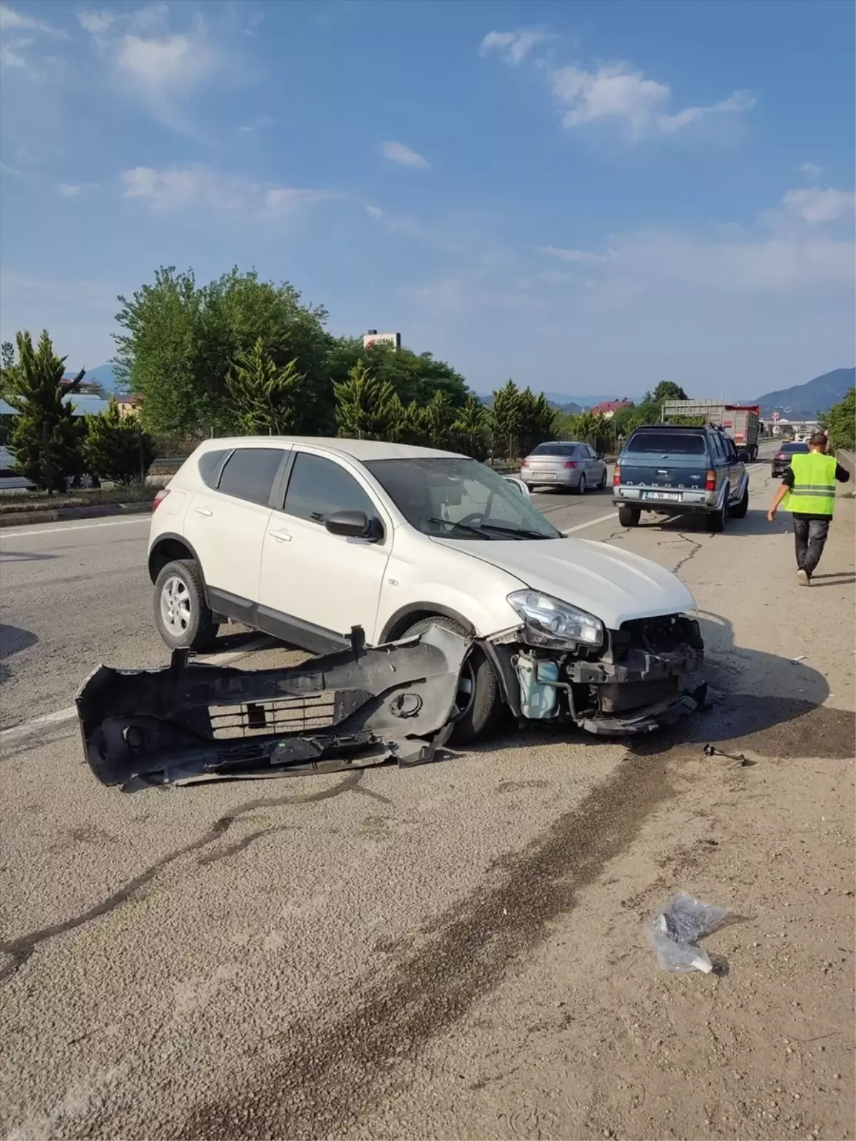 Giresun'da Minibüs ve Otomobil Çarpıştı: 13 Yaralı