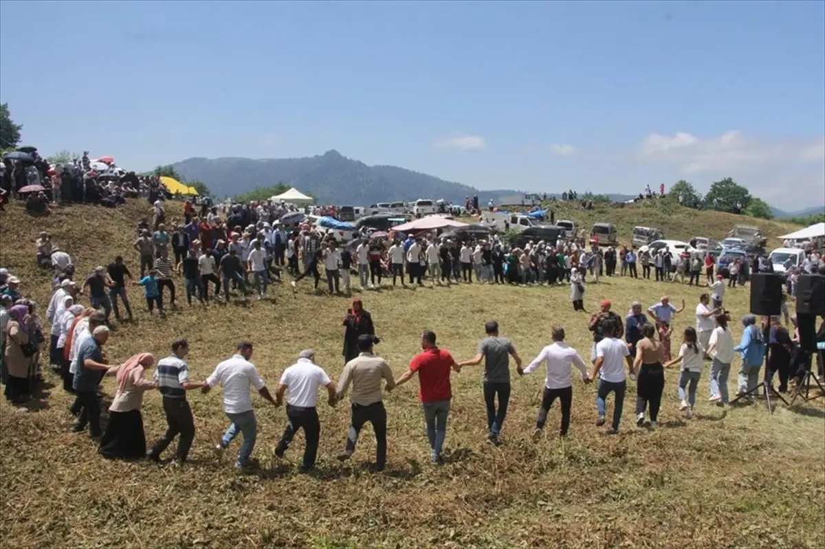 Güce'de İlk 'Otçu Göçü Şenliği' Coşkuyla Gerçekleşti