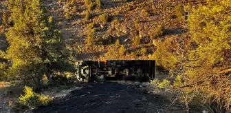 Giresun'da Asfalt Yüklü Kamyon Şarampole Devrildi