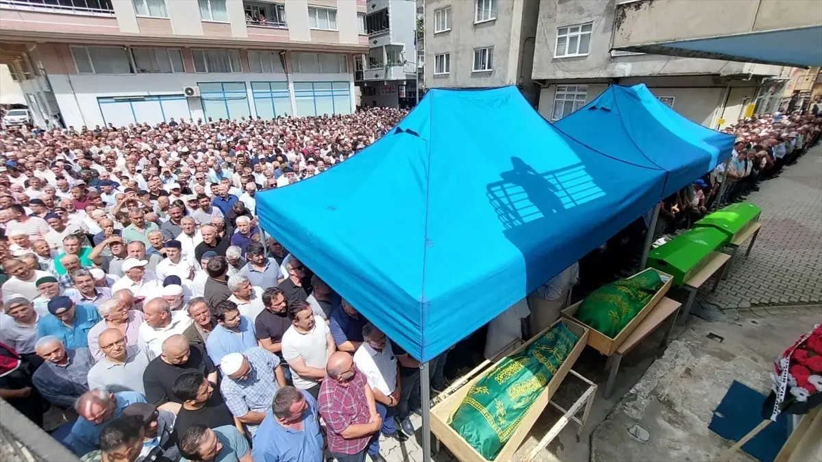 Giresun'da Fındık Bahçesine Devrilen Kamyonette 4 Aile Üyesinin Cenazesi Defnedildi