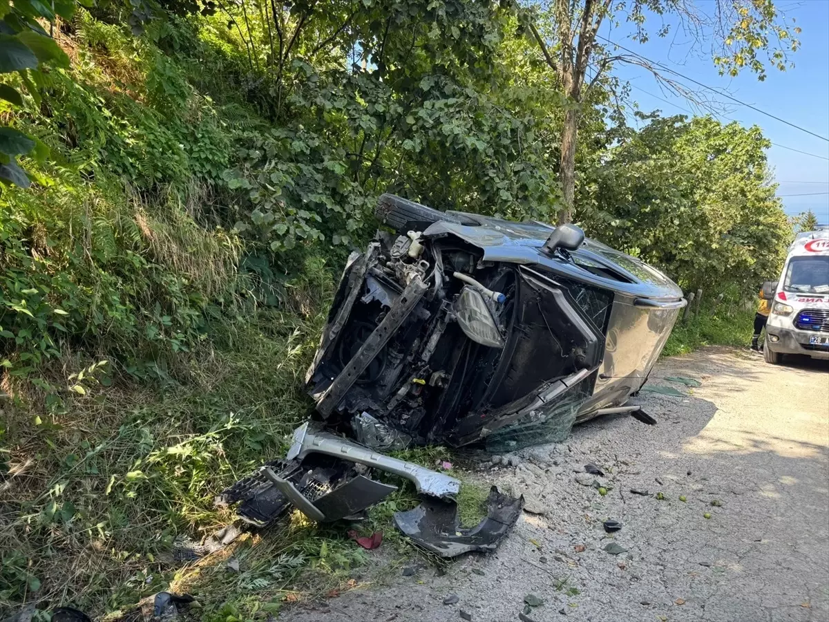 Giresun'da Hafif Ticari Araç Yamaçtan Yuvarlandı: 4 Yaralı