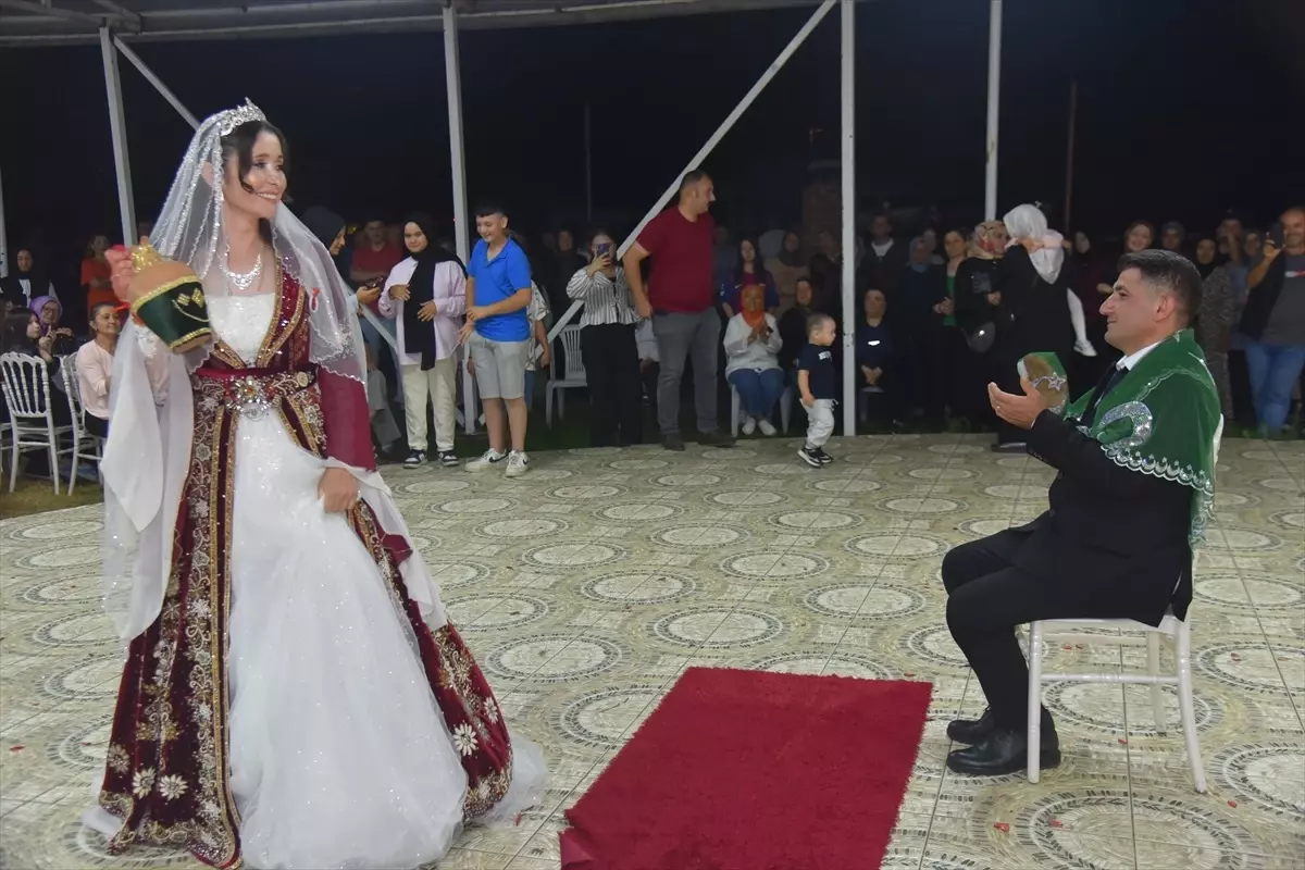 17 Yıl Sonra Düğün Hayalini Gerçekleştiren Çift Mutluluğunu Paylaştı
