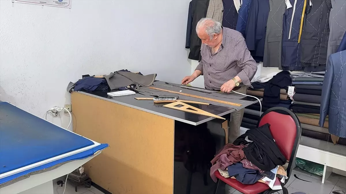 59 Yıldır Terzilik Yapan Mehmet Zenk, Mesleğini Aşk ile Sürdürüyor