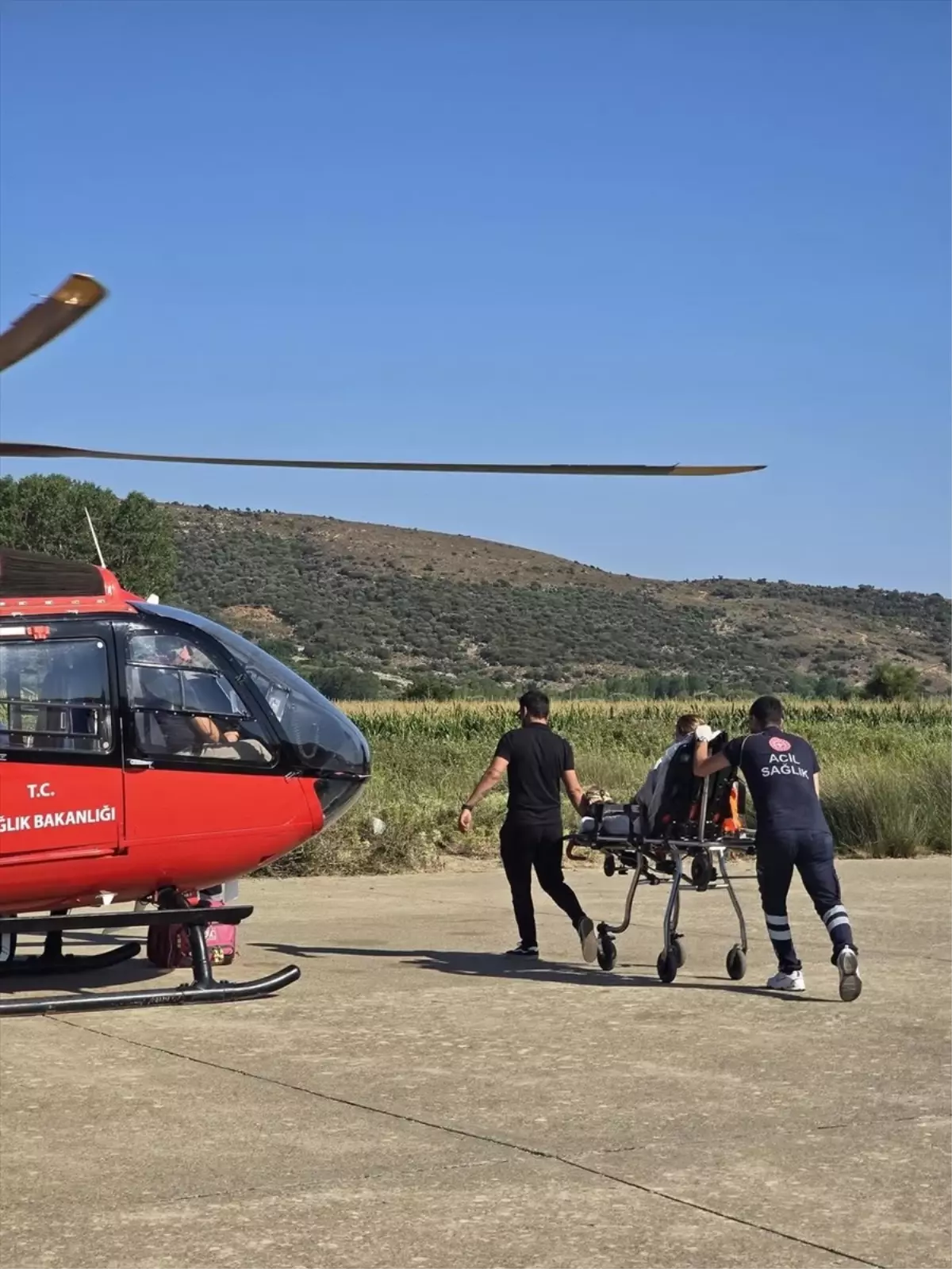 Gökçeada'da Solunum Sıkıntısı Çeken Kadın, Hava Ambulansıyla Hastaneye Nakledildi