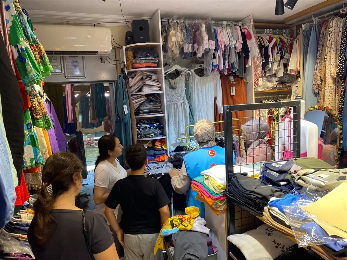 Gökçeada'da Yetim Çocuklara Karne Hediyesi Dağıtıldı