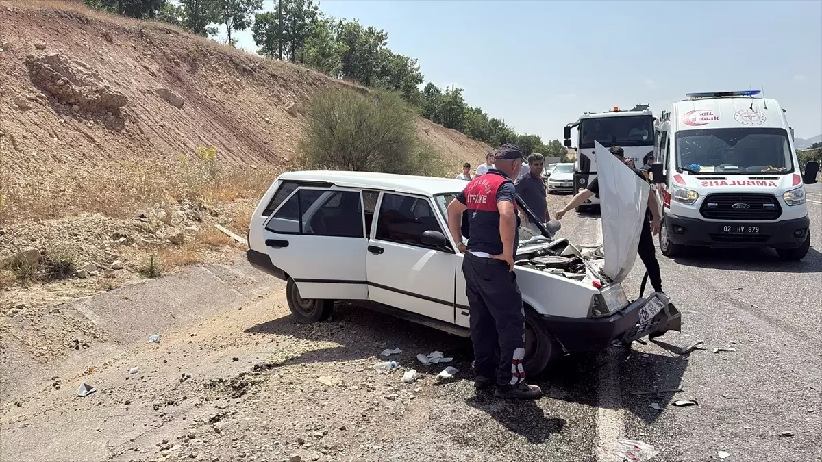 Gölbaşı'nda Trafik Kazası: İki Sürücü Yaralandı