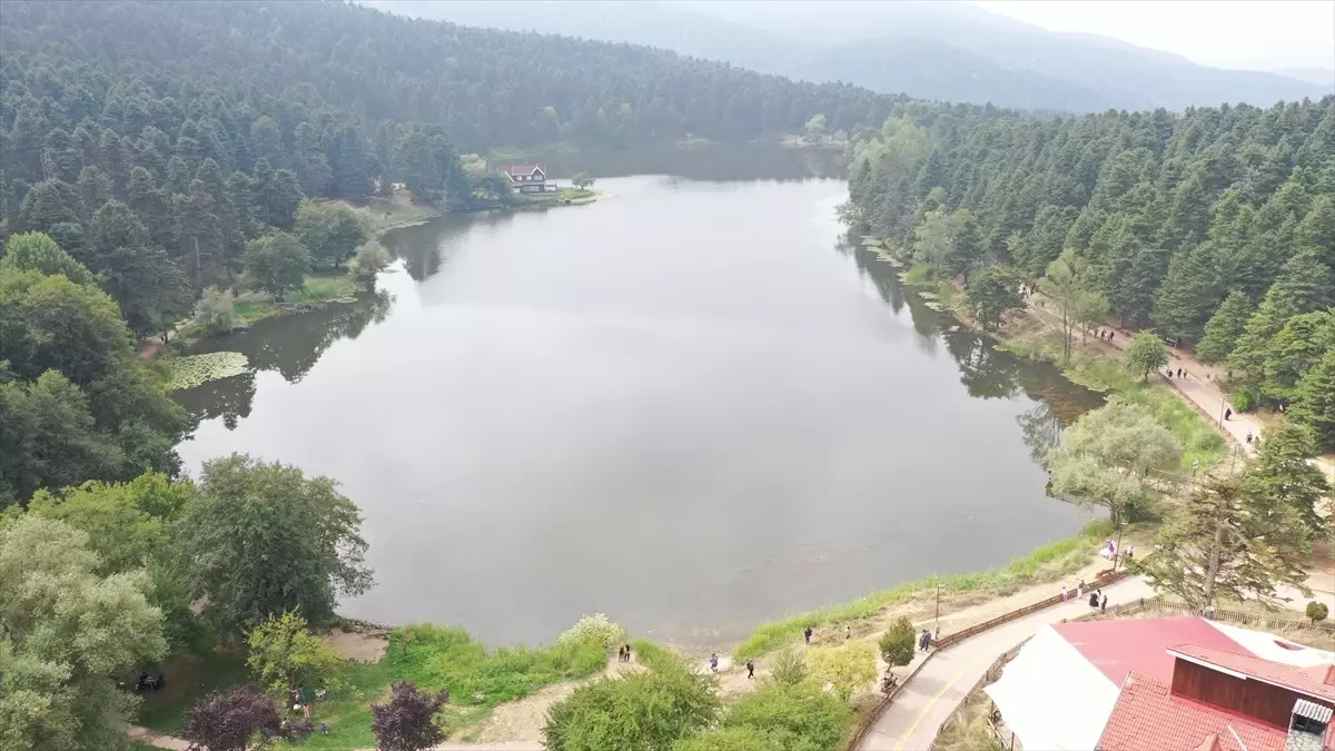 Gölcük Tabiat Parkı, Sonbahar Renkleriyle Tatilcileri Ağırladı