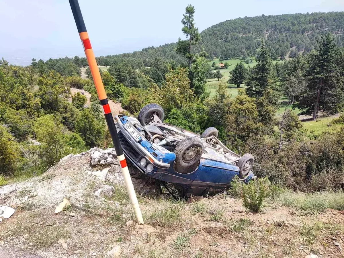 Burdur'da Şarampole Devrilen Otomobilde İki Kişi Yaralandı