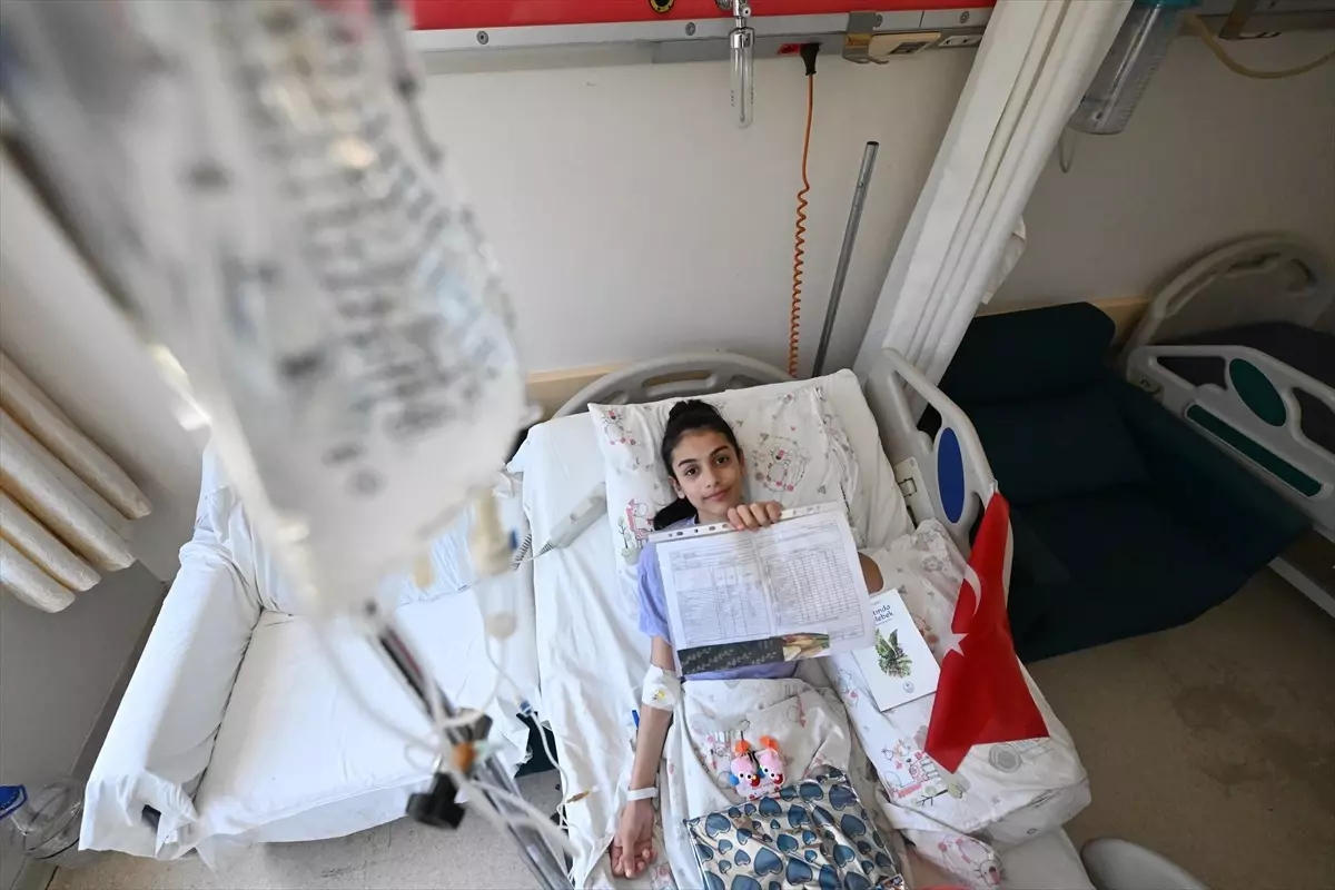 Düzce Gençlik Merkezi Gönüllüleri, Hastanedeki Çocuklara Karne Dağıttı