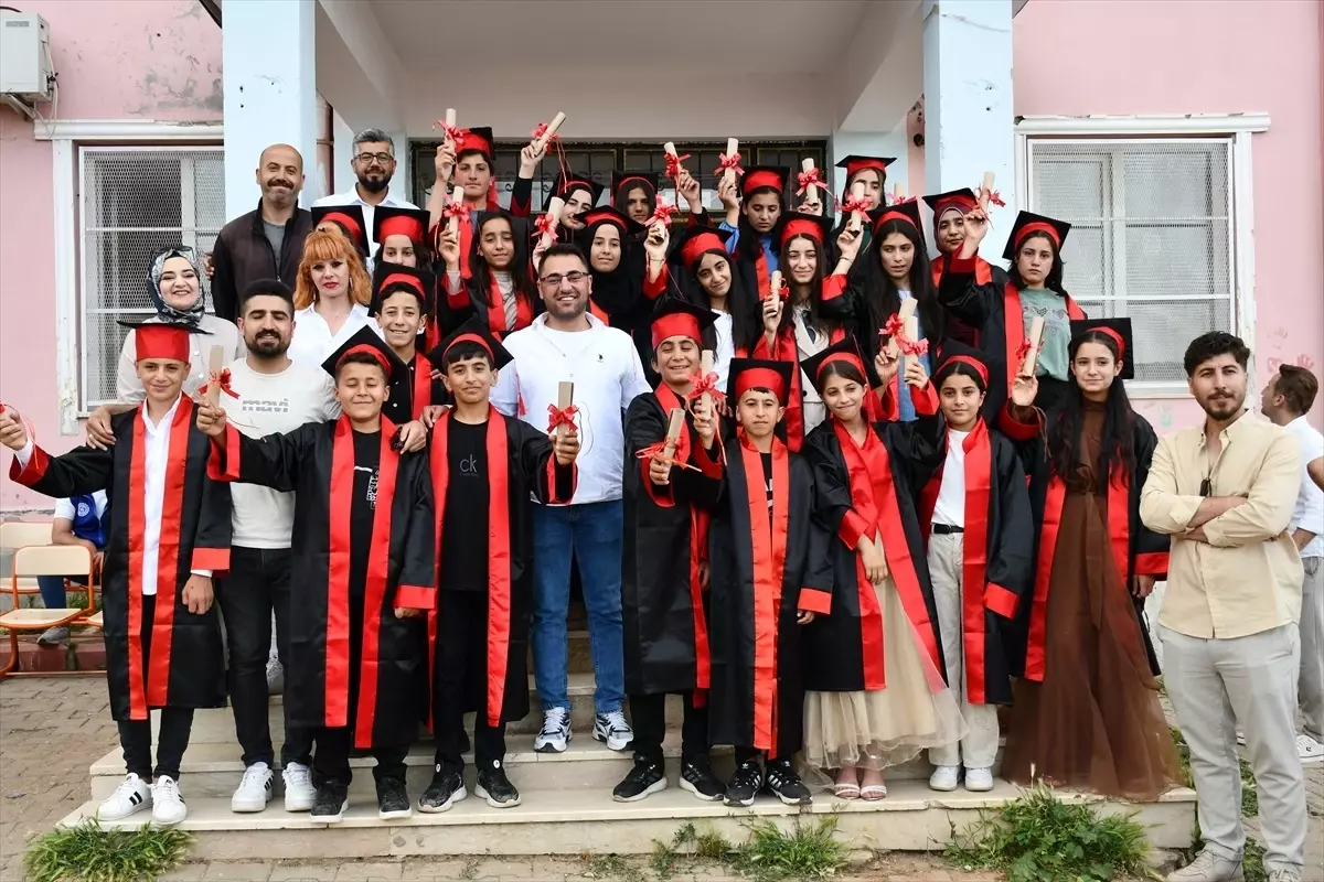 Batman'da Gönüllü Gençlerden Özel Mezuniyet Etkinliği