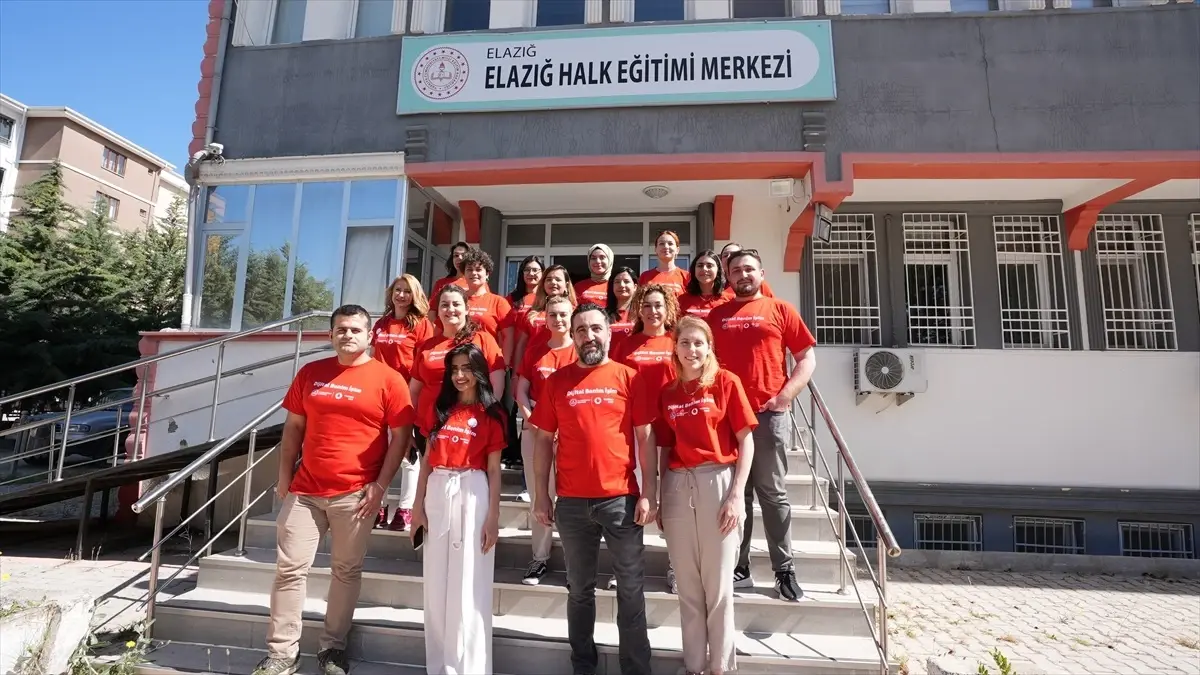 Vodafone Gönüllüleri, Elazığ'da 'Dijital Benim İşim' Projesini Destekledi