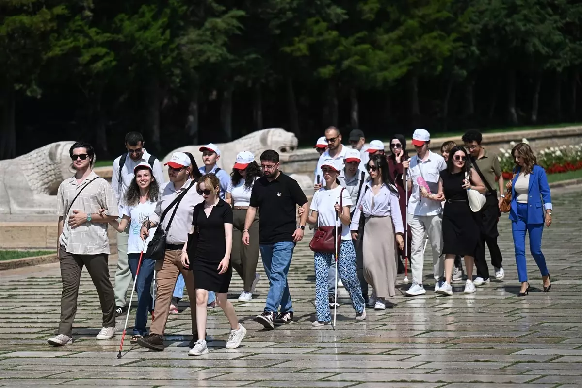 Dinle Hisset Keşfet Projesi ile Gençler Anıtkabir'i Ziyaret Etti