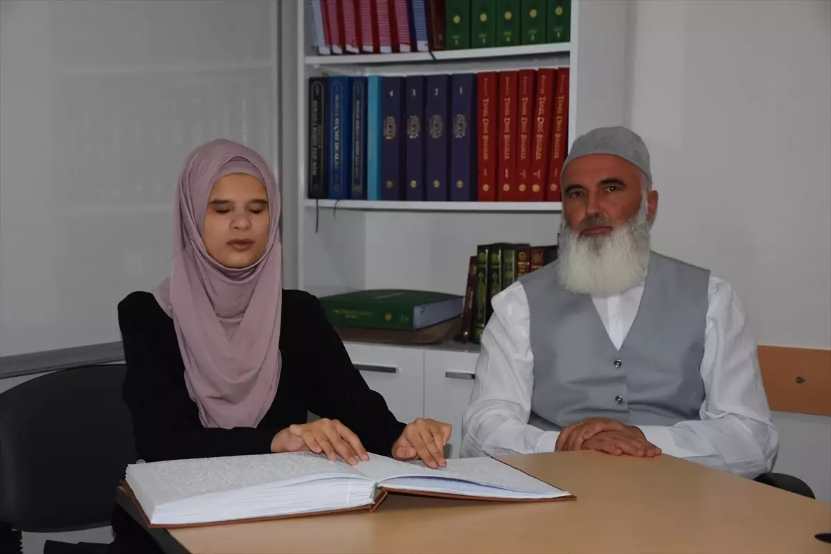 Görme Engelli Öğrenci Aynur Yıldız, Kur'an-ı Kerim'i Ezberleyerek Hafız Olma Hedefinde