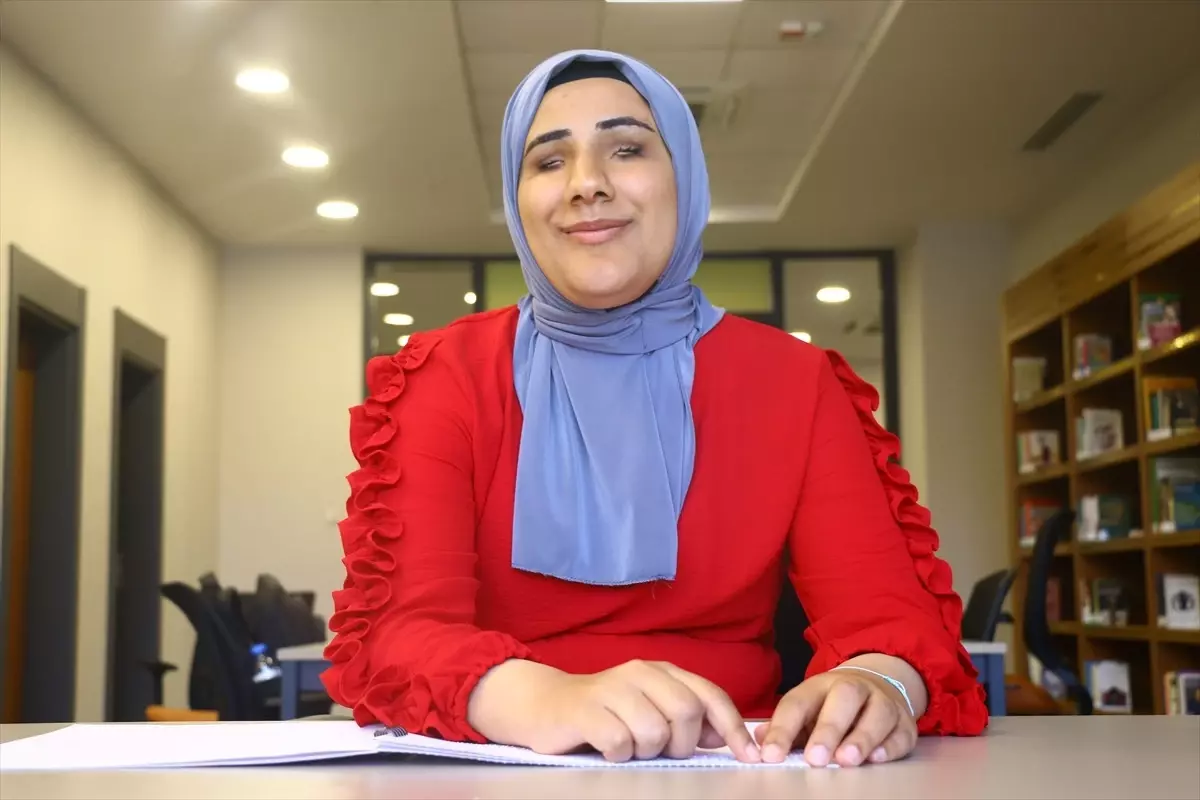 19 Yaşındaki Görme Engelli Öğrenci, Yazdığı Kitaplarla Dünyasını Aydınlatıyor