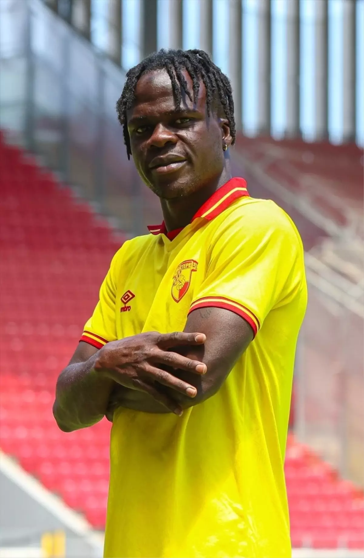 Göztepe, Junior Olaitan ile 4+1 Yıllık Sözleşme İmzaladı