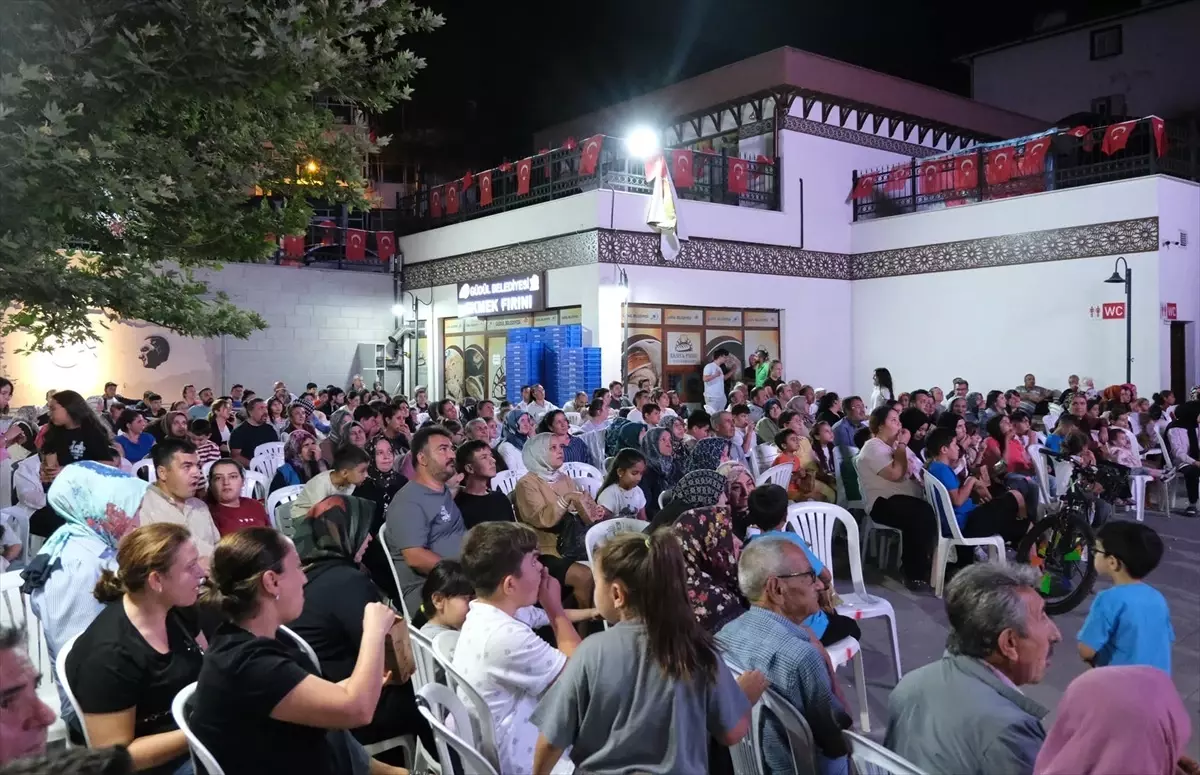 Güdül'de Yeşilçam Filmleri İlgiyle İzleniyor