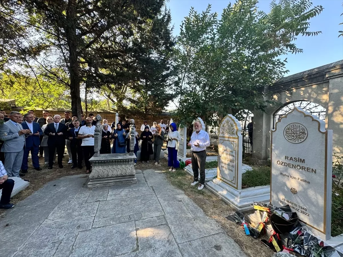 'Gül Yetiştiren Adam' Rasim Özdenören, vefatının 3. yılında kabri başında anıldı