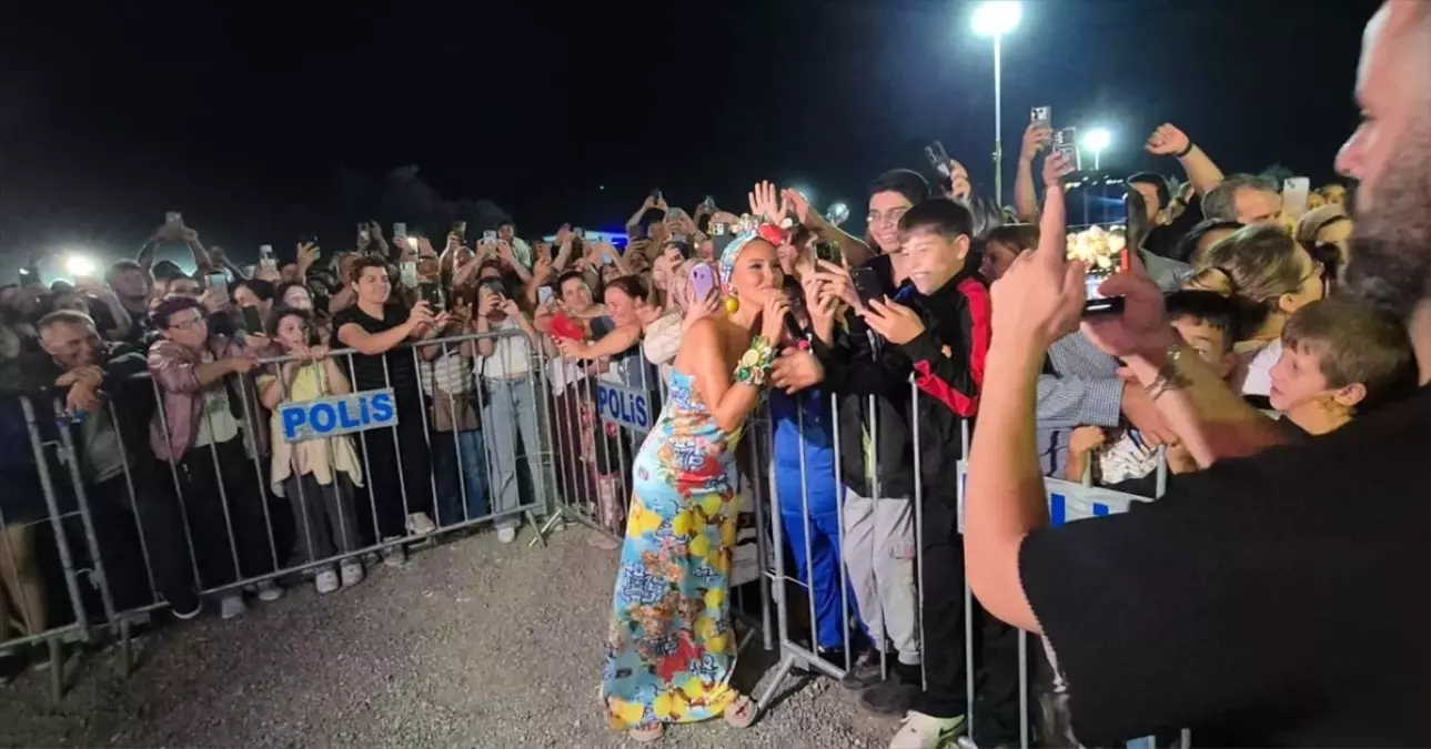 Edirne İpsala Çeltik Festivali'nde Gülben Ergen Konser Verdi