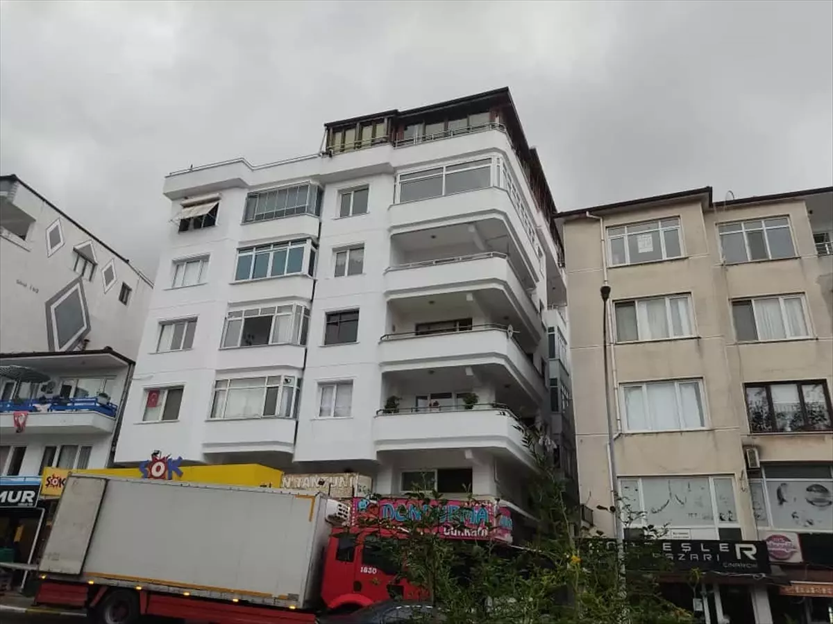 Şarkıcı Güllü, Yalova'daki Evinden Düşerek Hayatını Kaybetti