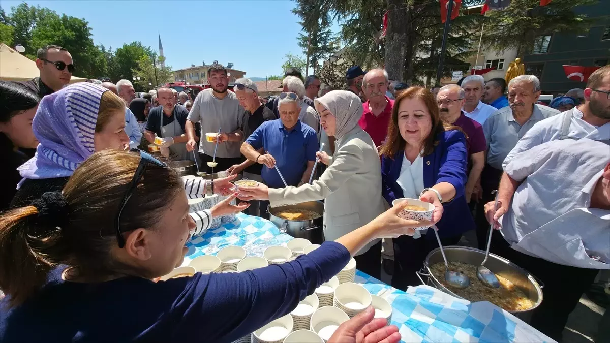 Gümüşhacıköy'de Muharrem Ayı'nda Aşure İkramı Yapıldı