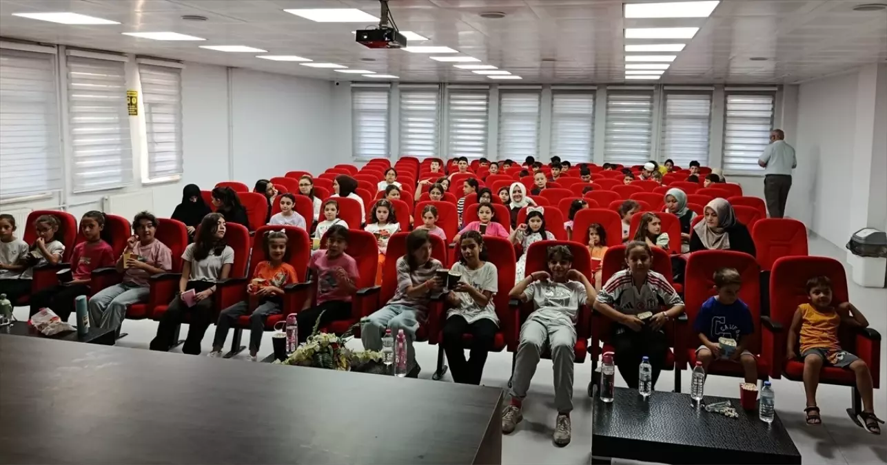 Yaz Kur'an Kursu Öğrencilerinden Kütüphane Ziyareti
