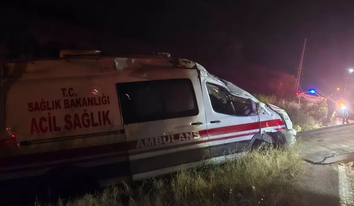 Gümüşhane'de Ambulans Devrildi: 3 Sağlık Personeli Yaralandı