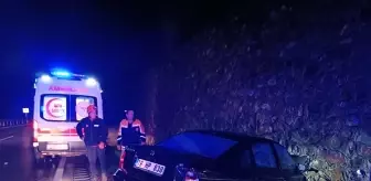 Gümüşhane'de İstinad Duvarına Çarpan Otomobilde 3 Kişi Yaralandı