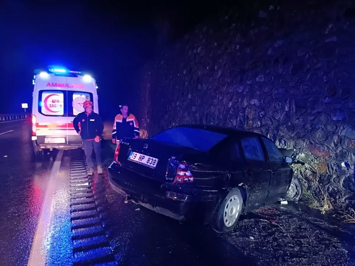 Gümüşhane'de İstinad Duvarına Çarpan Otomobilde 3 Kişi Yaralandı