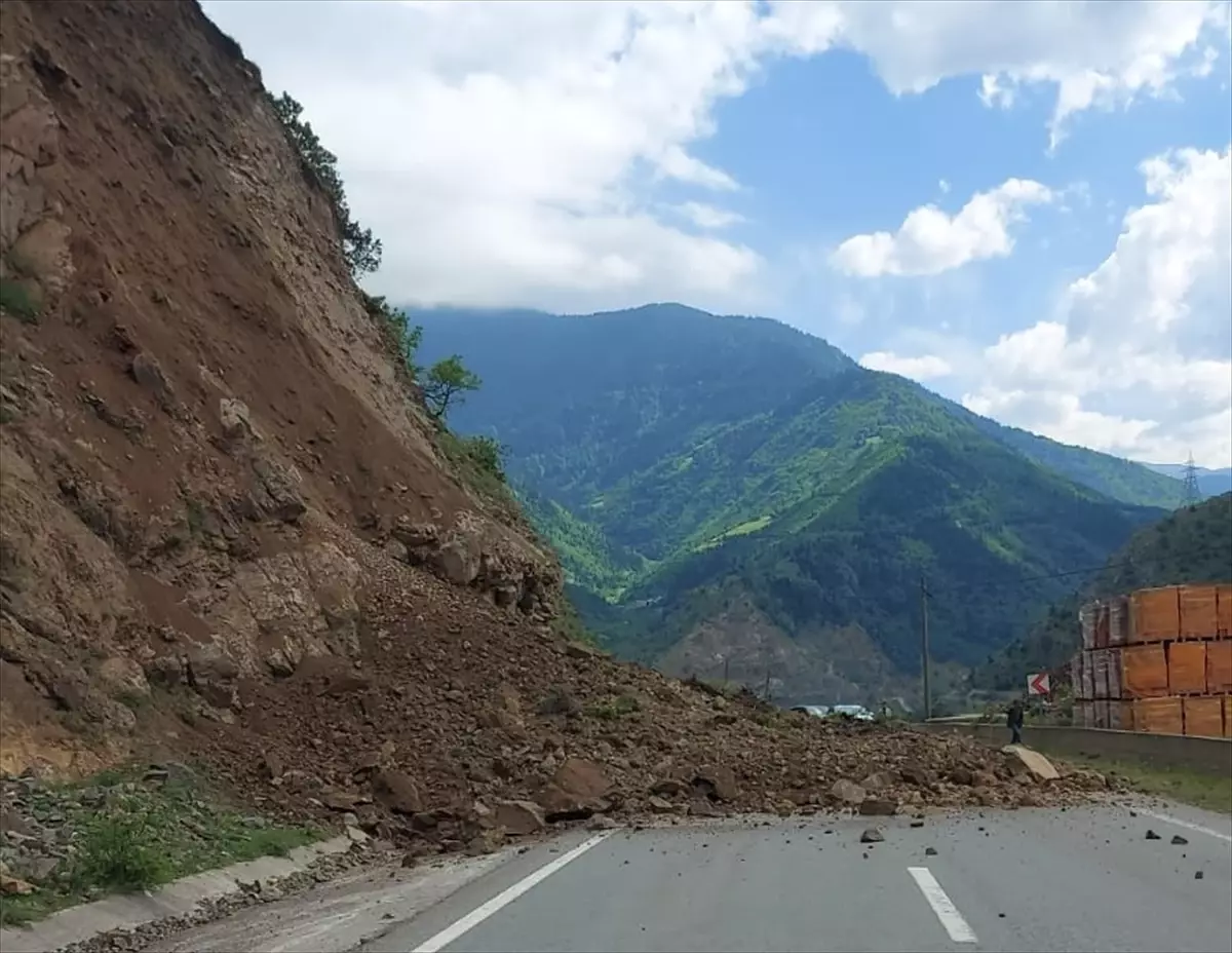 Gümüşhane'de Heyelan Ulaşımı Aksattı