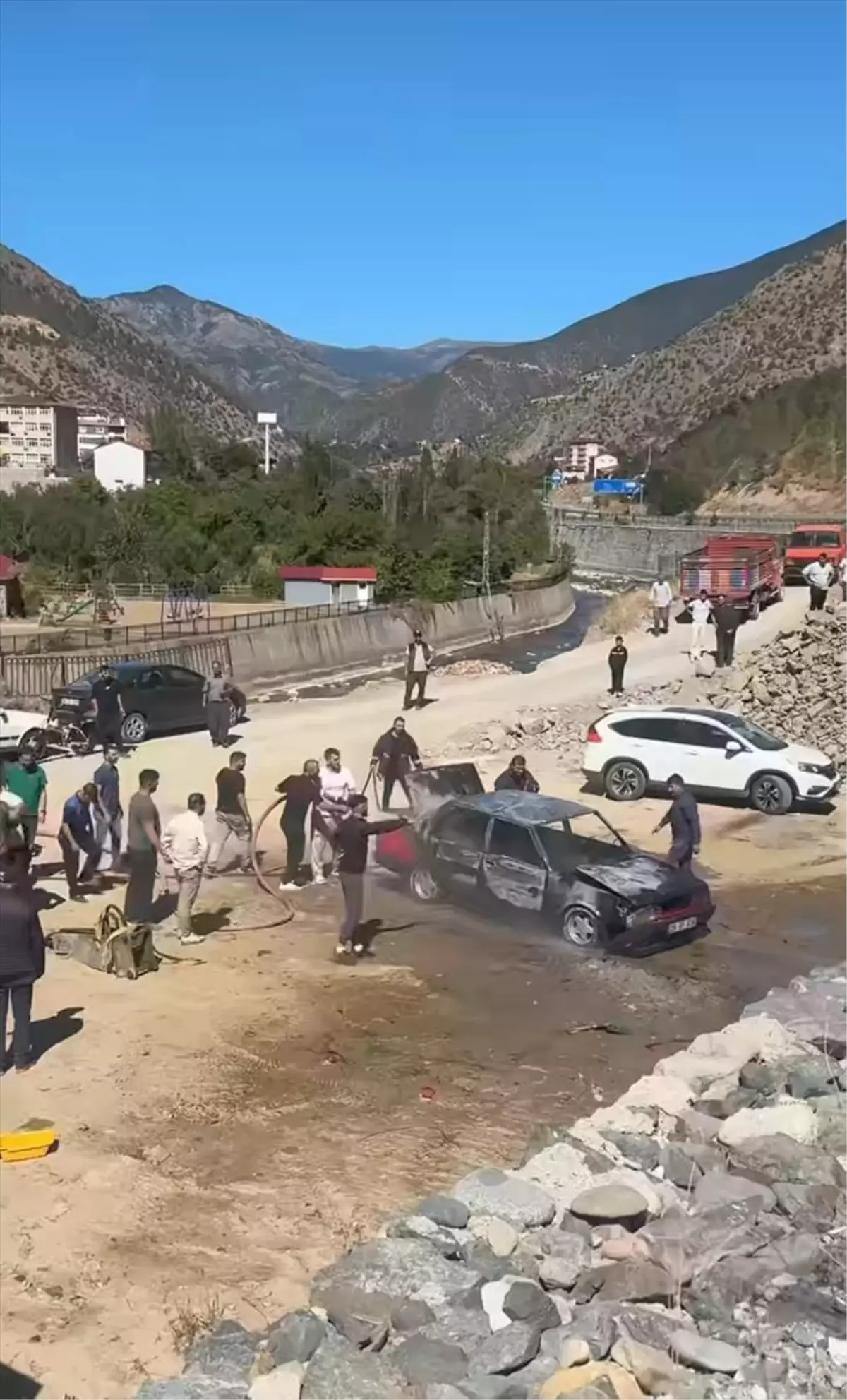 Gümüşhane'de Park Halindeki Otomobil Yangında Küle Döndü