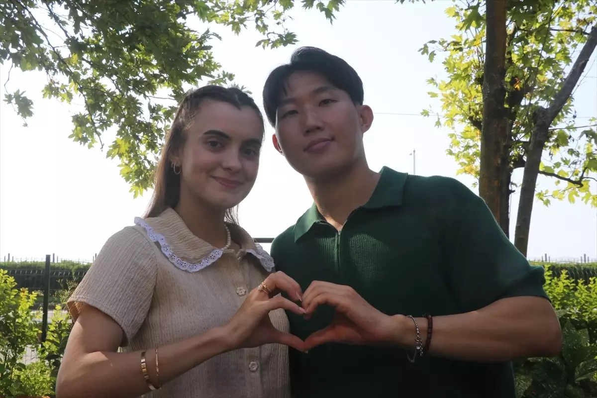 Güney Koreli Can Kim, Türk sevgilisi Melisa Şat ile Nişanlandı