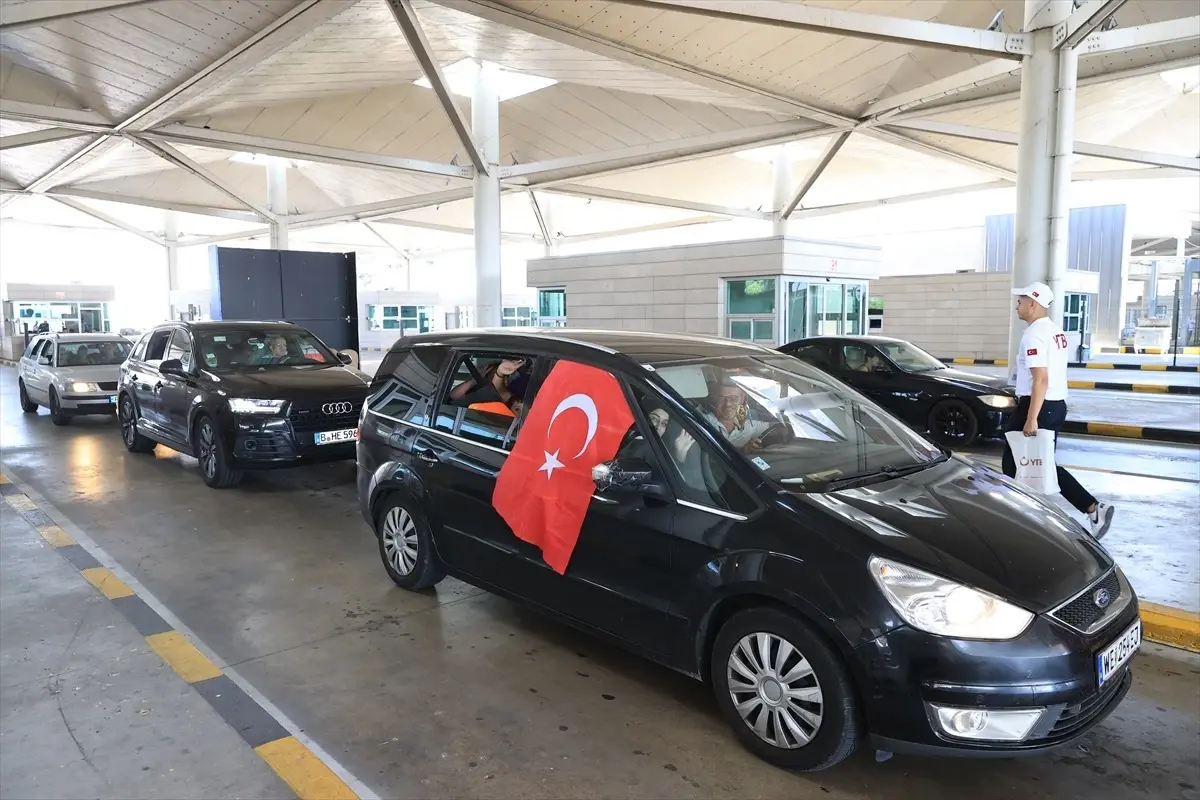 Gurbetçiler Kapıkule'de Güler Yüzle Karşılanıyor