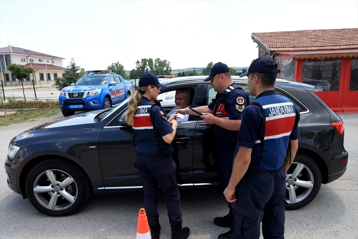 Edirne'de Gurbetçilere Jandarma Desteği