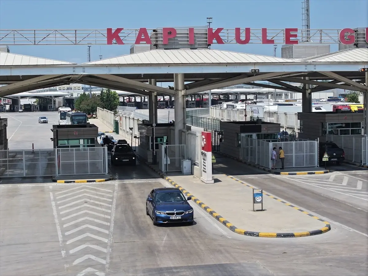 Gurbetçiler Türkiye'ye Dönerken Duygusal Anlar Yaşıyor