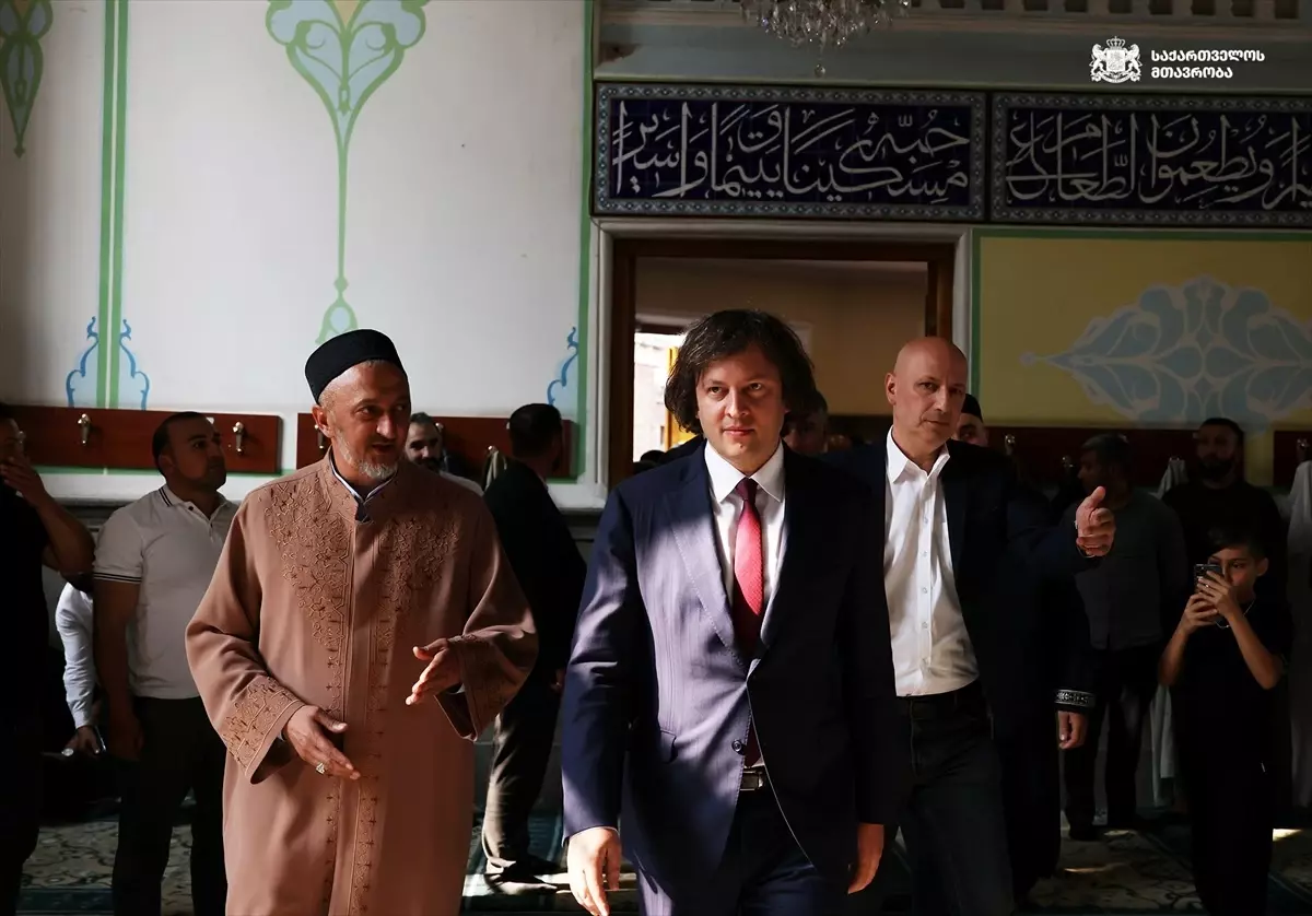 Gürcistan Başbakanı Kobakhidze, Kurban Bayramı'nda Tiflis Cuma Camisi'ni Ziyaret Etti