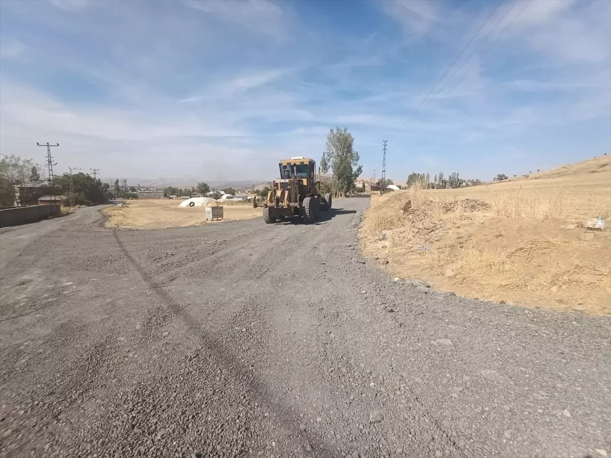 Güroymak'ta Yol Yapım Çalışmaları Devam Ediyor